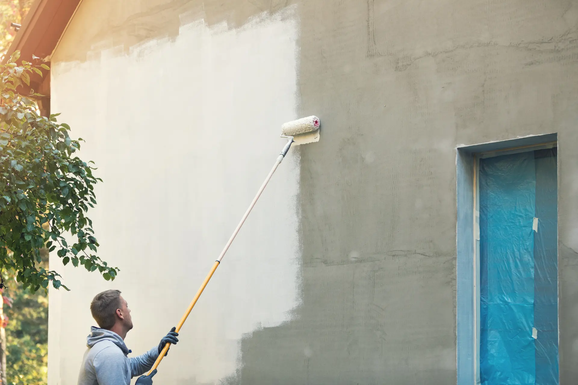 Pintor trabajando en una fachada en Cádiz